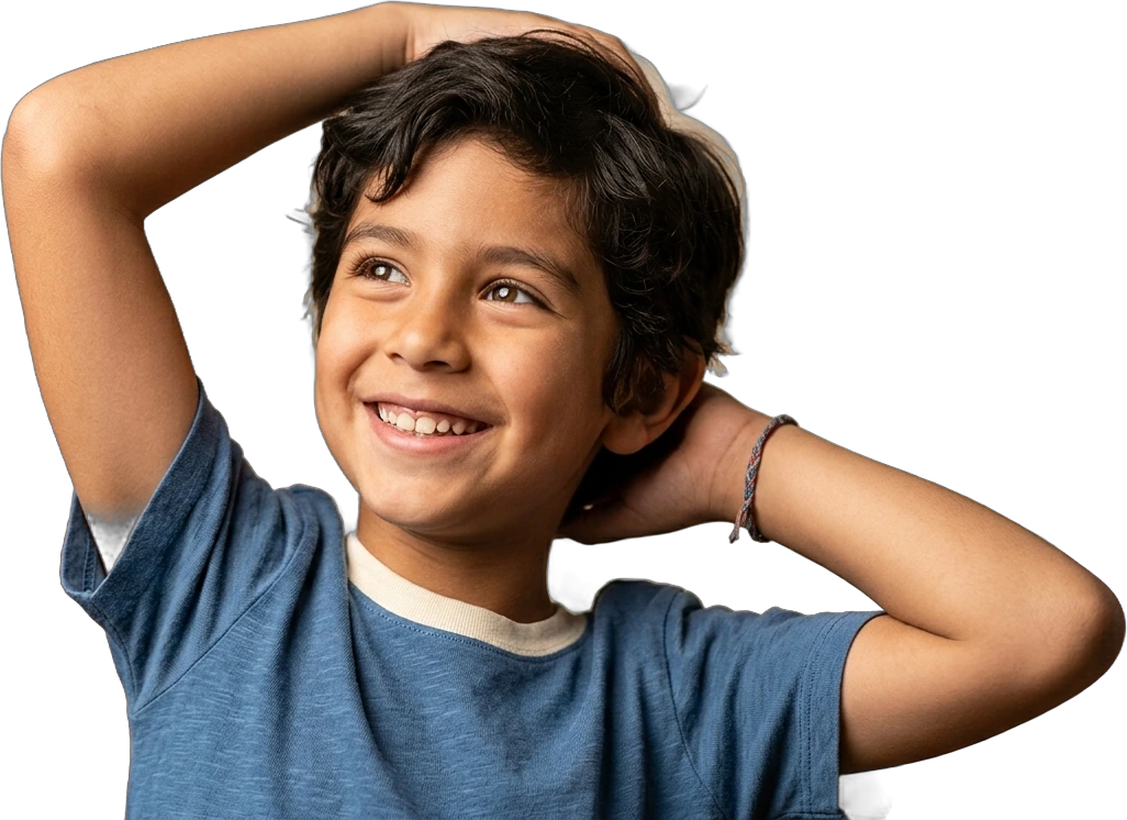 Alumno sonriendo en su salón